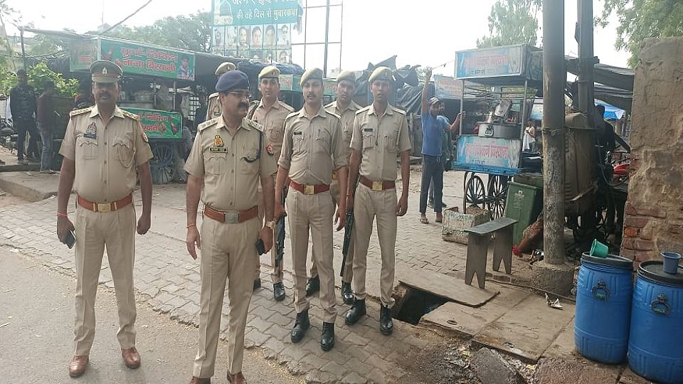 सादाबाद कस्बा में फ्लैग मार्च करते सीओ गोपाल सिंह कोतवाल लोकेश भाटी भारी पुलिस फोर्स के साथ