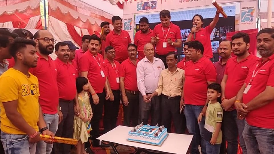 75 वर्ष पूरे होने पर केक कटते हुए