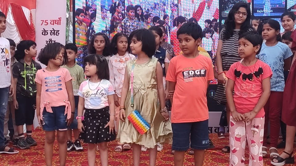 समारोह में एंजॉय करते बच्चे