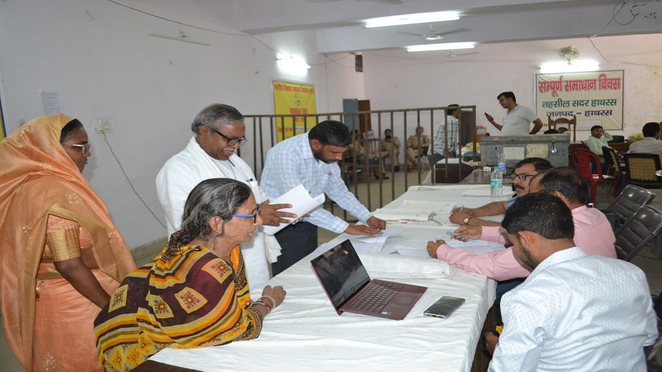 तहसील सदर में नगर पंचायत मेंडू के अध्यक्ष पद के लिए नामांकन पत्र खरीदने को लगी भीड़