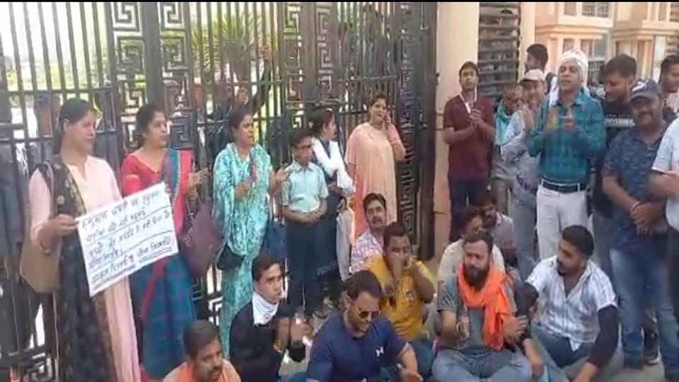 हनुमान चालीसा पाठ करते अभिभावक