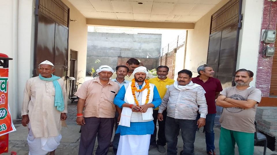 पंडित केशवदेव पहुंचे नामांकन करने