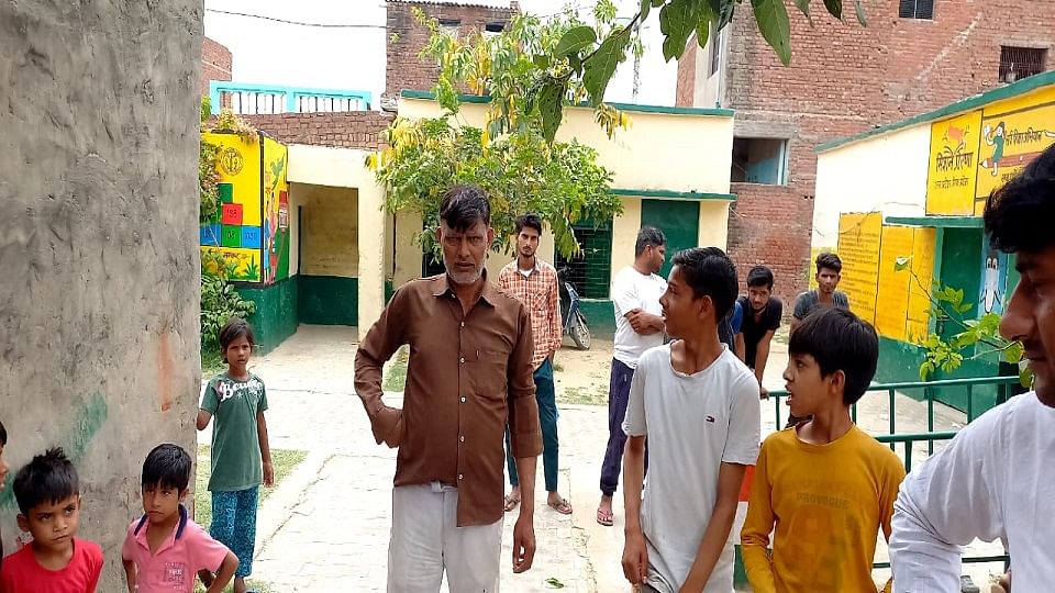 इसी प्राइमरी स्कूल की गिरी दीवार