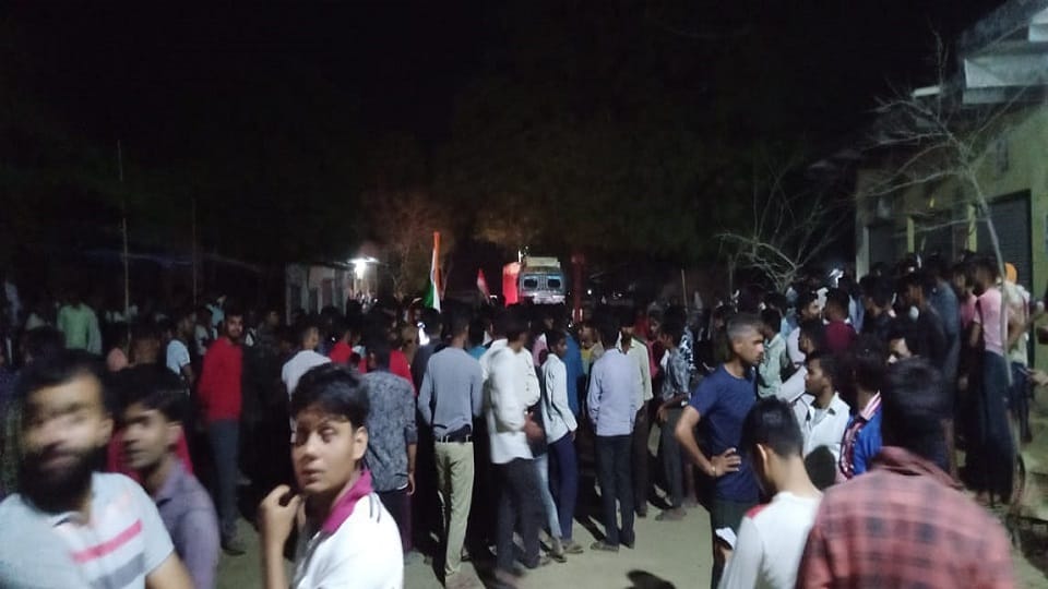 जाम लगाते ग्रामीण