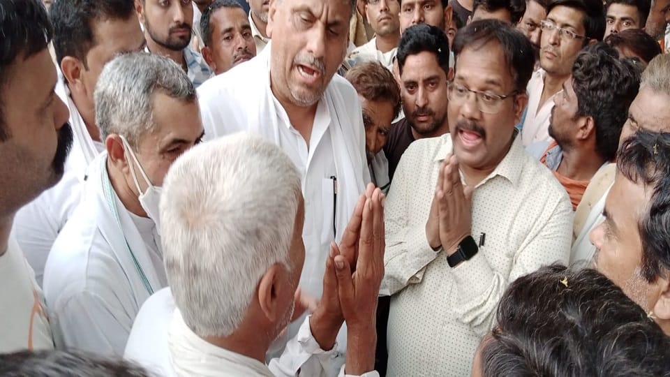 परिजन को समझाते अधिकारी