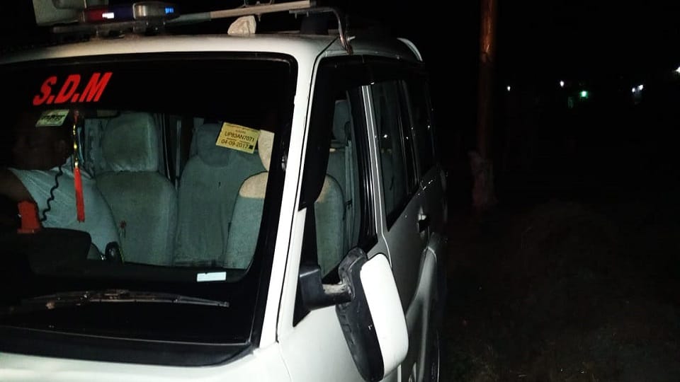 एसडीएम की गाड़ी का शीशा तोड़ा