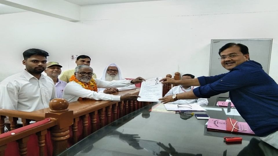 मेयर पद के लिए निर्दलीय प्रत्याशी के तौर पर राजेश कुमार शर्मा द्वारा नामांकन 