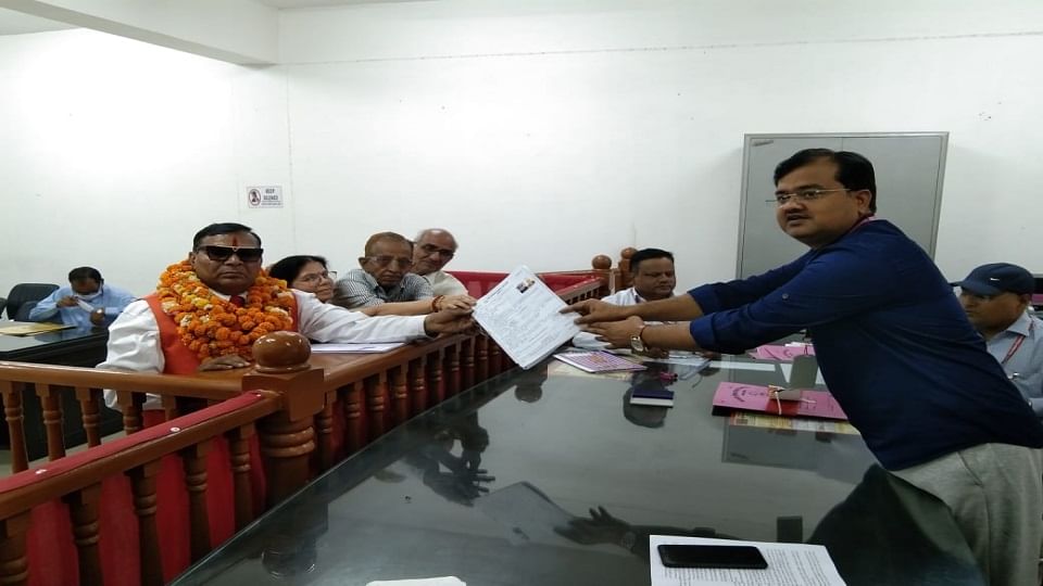मेयर पद के लिए निर्दलीय प्रत्याशी रक्षपाल सिंह राघव द्वारा नामांकन