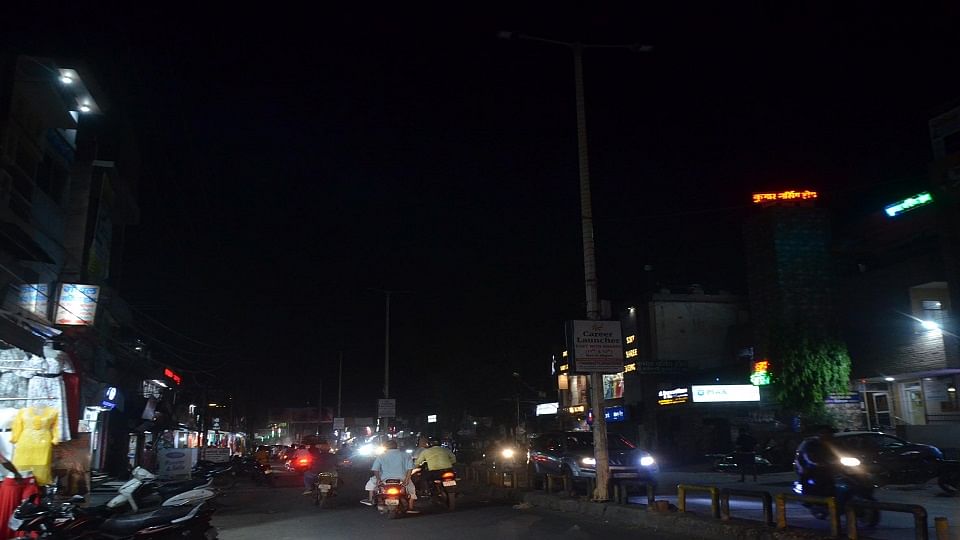 रामघाट रोड पर बंद पड़ी स्ट्रीट लाइटें