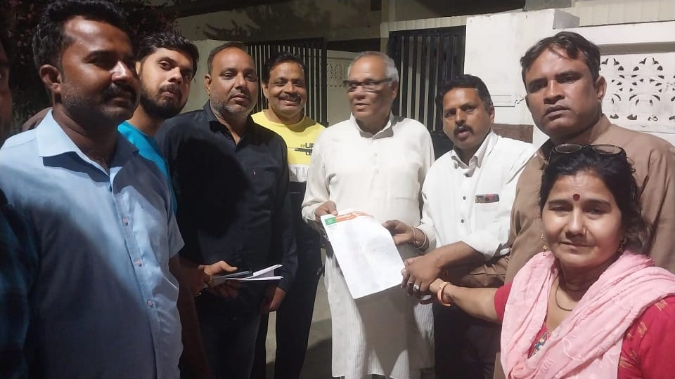 भाजपा पार्टी पार्षद की टिकट न मिलने पर पार्टी से इस्तीफा देते क्वार्सी मंडल के पदाधिकारी