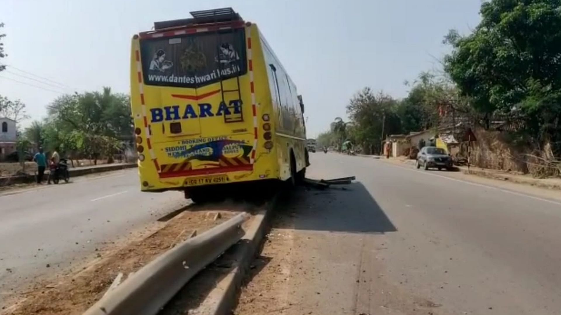 Road Accident In Chhattisgarh Bus Entered 30 Meters After Breaking Divider On Highway In Kanker 8472