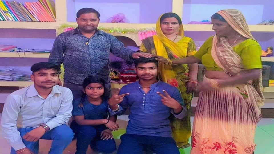 परिवार के साथ रोहित कुमार