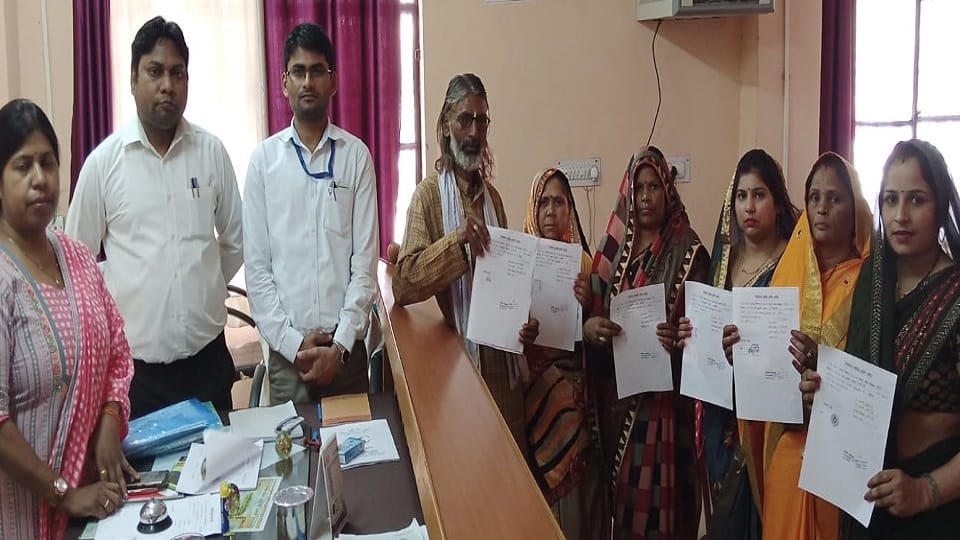 सादाबाद तहसीलदार कीर्ति चौधरी द्वारा दिए गए चुनाव चिन्ह के साथ प्रत्याशी