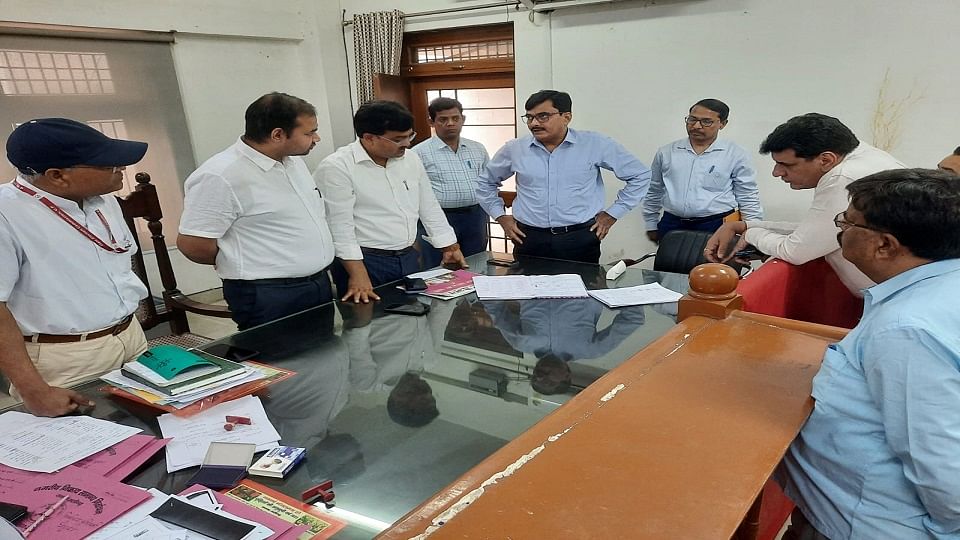 चुनाव चिन्ह प्रक्रिया का निरीक्षण करते डीएम इंद्र विक्रम सिंह