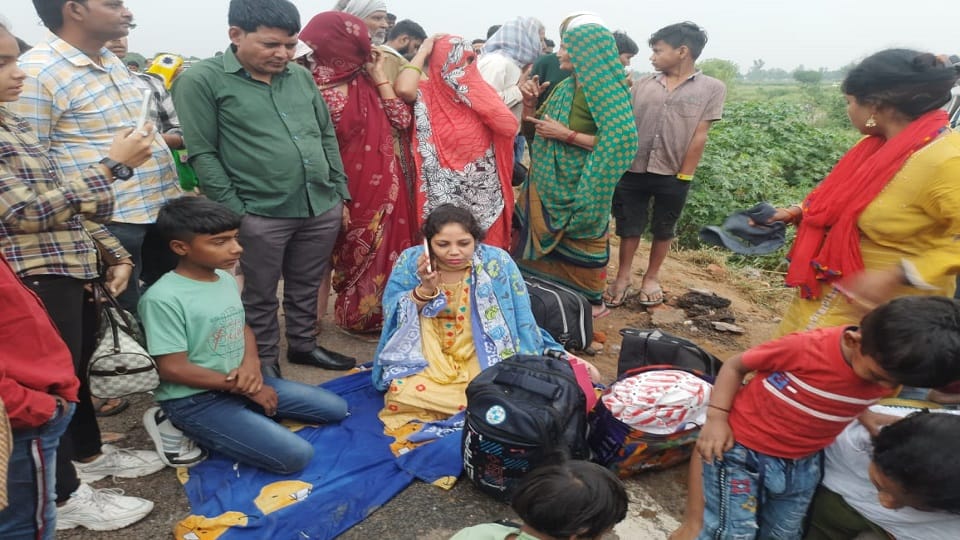 बस से निकाली गई सवारी 
