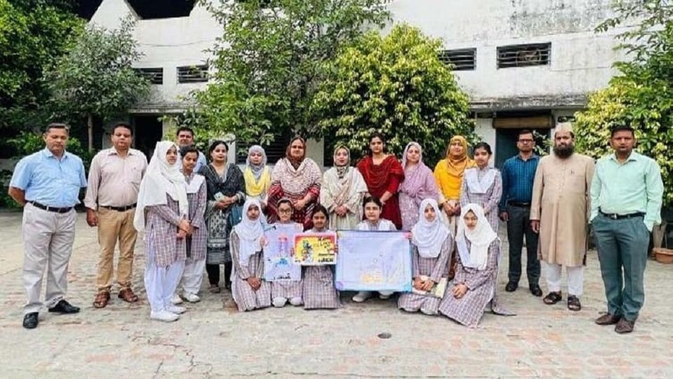 एएमयू के एबीके हाई स्कूल में अंतरराष्ट्रीय मजदूर दिवस पर स्कूल की छात्राओं ने श्रमिकों के बानाए पोस्टर