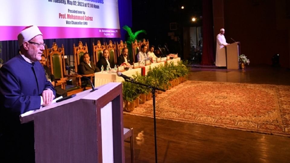 सम्बोधित करते मिस्र के ग्रैंड मुफ्ती डॉ. शौकी इब्राहिम अब्देल करीब अल्लाम