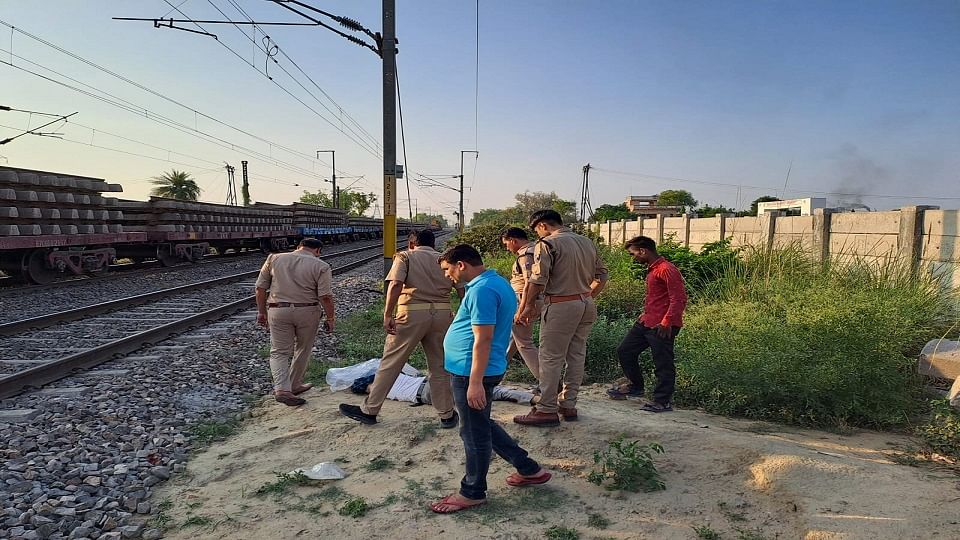 ट्रैक पर मिला शव