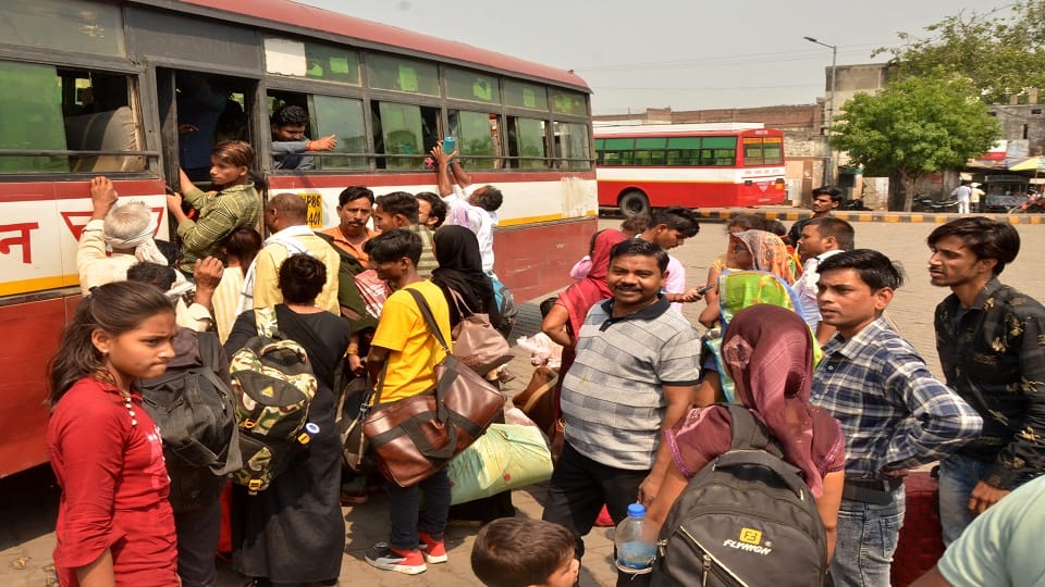 गांधी पार्क बस स्टैंड पर बस के आने के बाद लगी भीड़