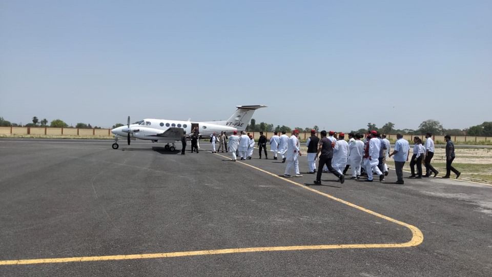 धनीपुर हवाई पट्टी पर पहुंचे अखिलेश यादव