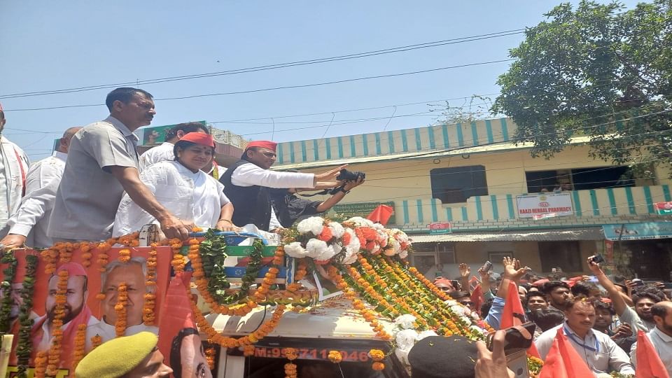 अखिलेश यादव रोड शो में