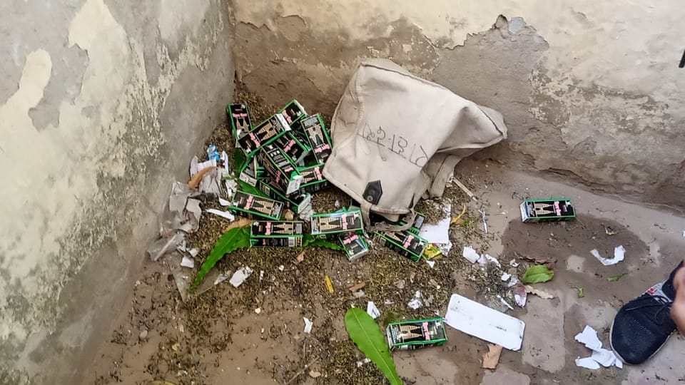 सादाबाद के एक विद्यालय के अंदर पड़े शराब के क्वाटर 10