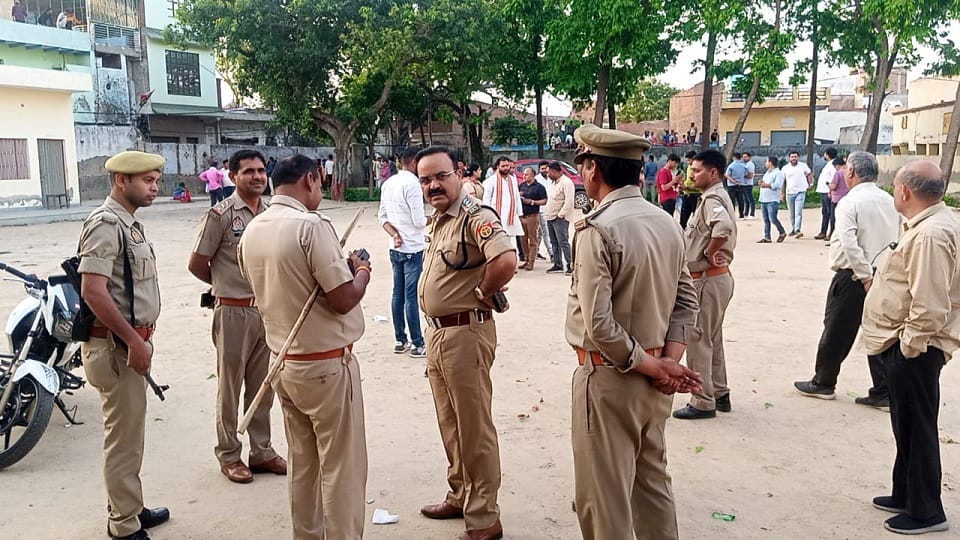 प्रत्याशी व उनके समर्थकों को समझाते पुलिसकर्मी