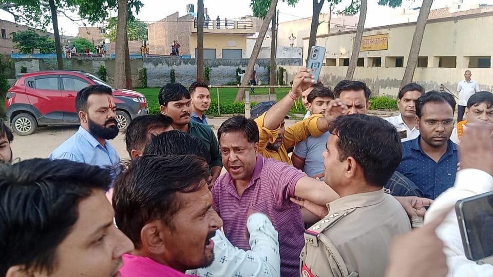 सादाबाद के एक विद्यालय के अंदर पड़े शराब के क्वाटर