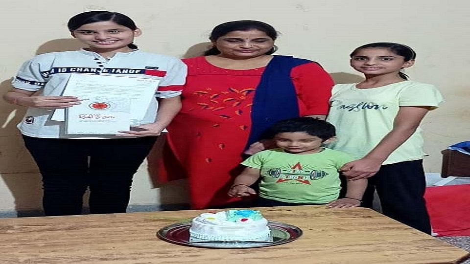 कक्षा  12 जिले में टॉप करने पर अमर उजाला द्वारा सम्मानित दिव्या सिंह साथ में मां मनोज सिंह व छोटी बहन प्रज्ञा सिंह। 