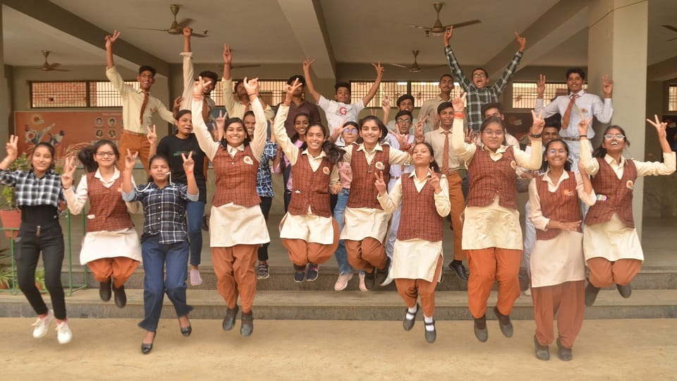 आई सी एस ई का परिक्षा परिणाम आने पर एसजेडी स्कूल में खुशी मनाते छात्र छात्राएं। 
