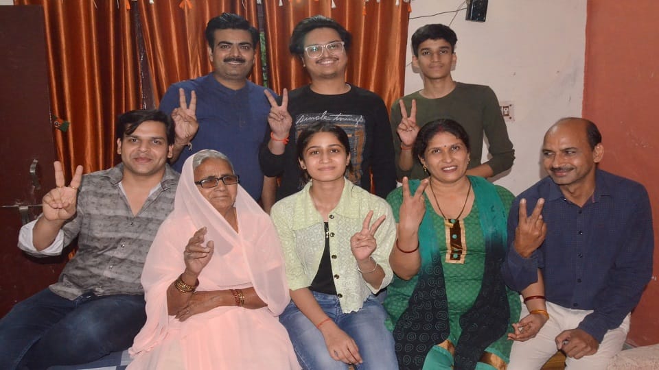 इशिका सारस्वत के आई सी एस ई कक्षा 12 में 94.25 प्रतिशत अंक आने पर खुशी मनाता परिवार