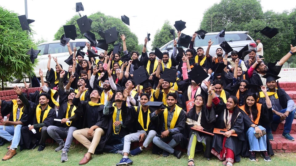 डिग्री मिलने पर खुशी मनाते हुए