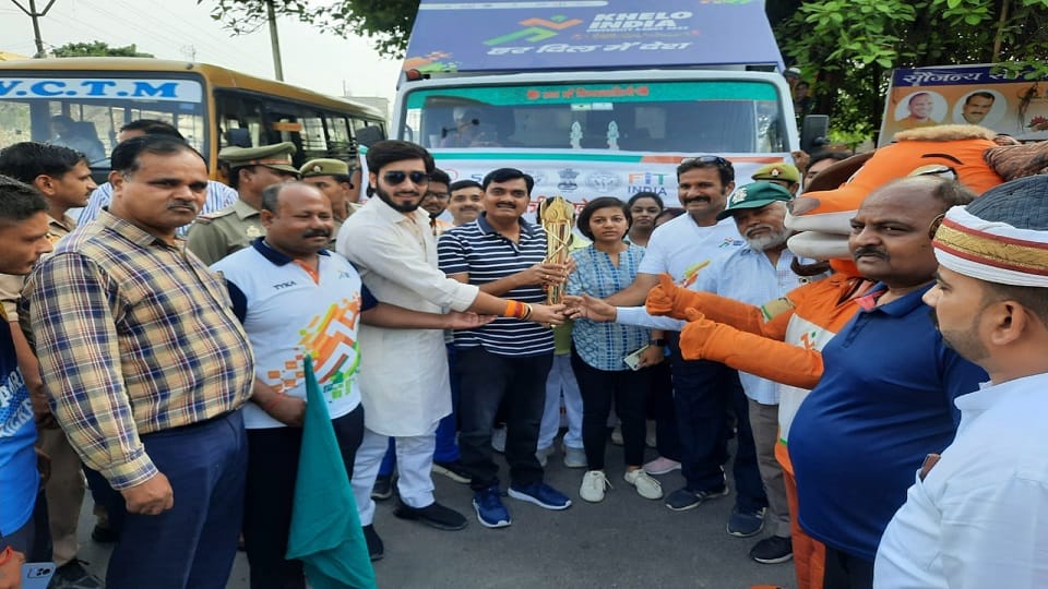 मशाल रैली का शुभारंभ करते डीएम इंद्र विक्रम सिंह