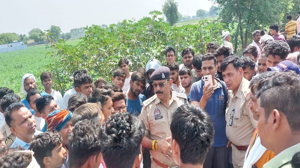 ग्रामीणों को समझाते पुलिस अधिकारी