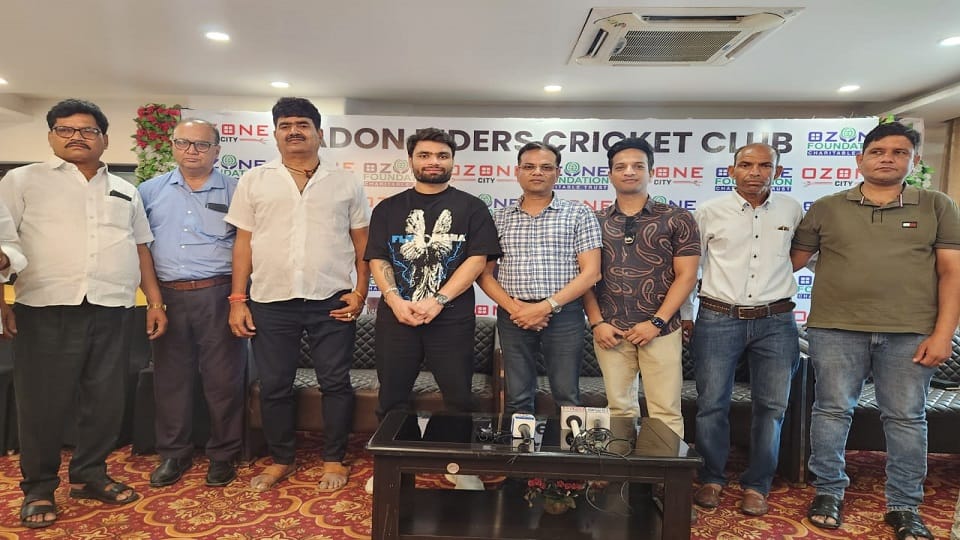 ओजोन सिटी में पत्रकार वार्ता के दौरान रिंकू सिंह