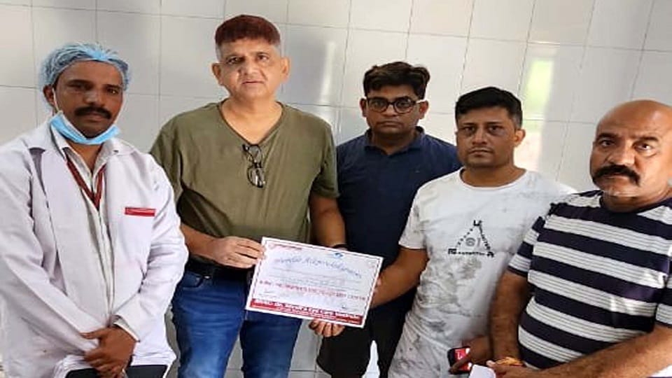 दक्ष के परिजन ने उसकी आंखों को किया दान