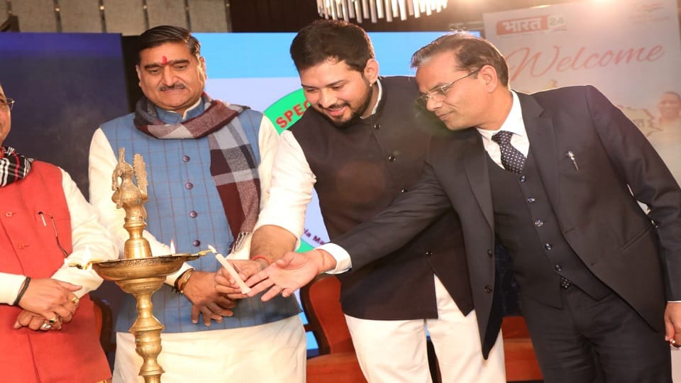 जनवरी 2023 में एक कार्यक्रम में सांसद और प्रवीण मंगला