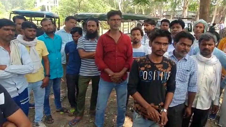 जमालपुर में हुए मर्डर के बाद पोस्टमार्टम हाउस पहुंचे परिजन