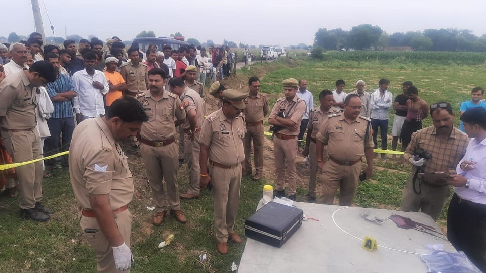 जांच करती पुलिस