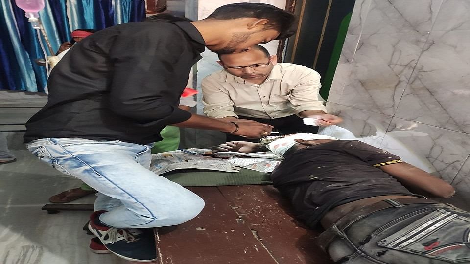 घायल मजदूर उपचार कराते हुए