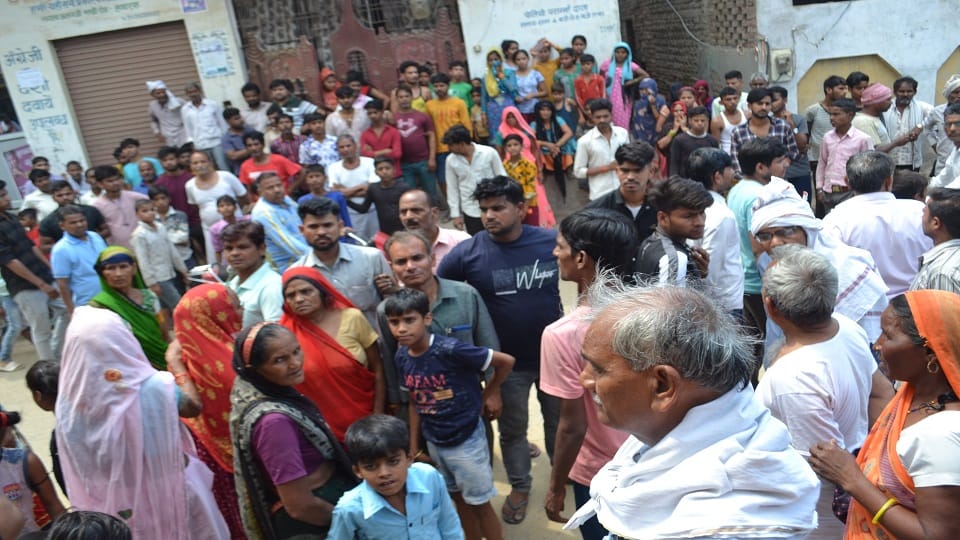 घटना के बाद एकत्र भीड़