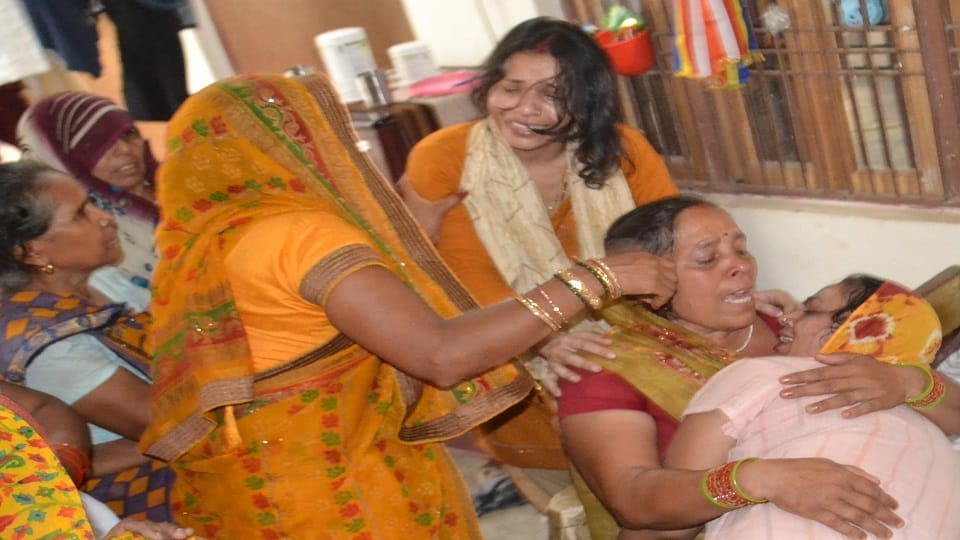 हत्या के बाद विलाप करते परिजन