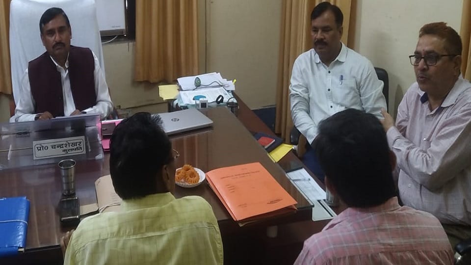 बैठक लेते विवि कुलपति चंद्रशेखर
