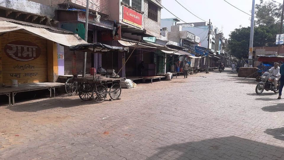 किशोरी के साथ हुए दुष्कर्म के विरोध में सोमवार को मुरसान के बाजाार में प्रतिष्ठान बंद कर विरोध जताते दुकान दार