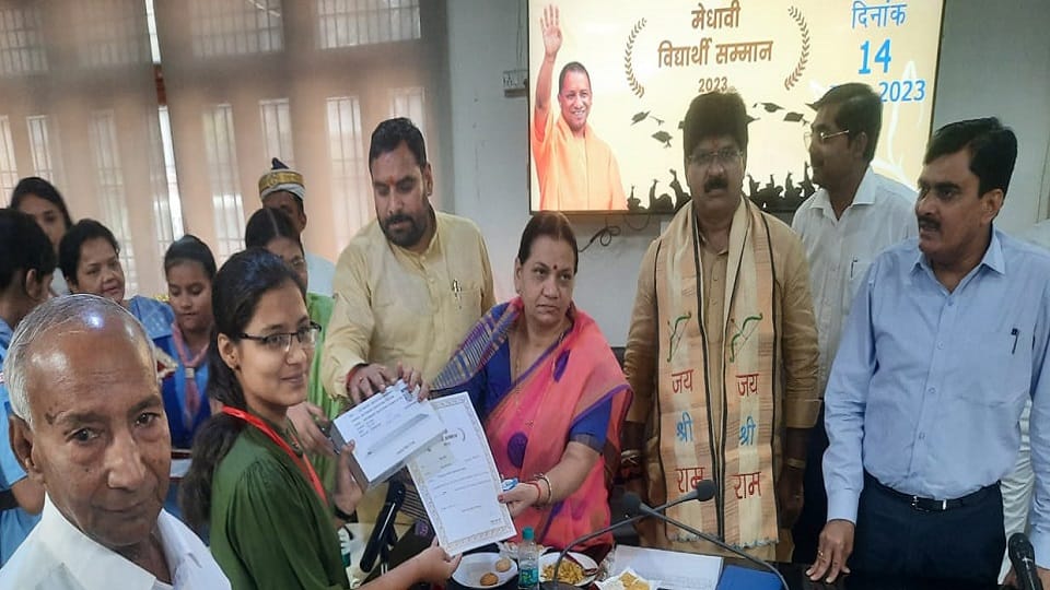 मेधावी छात्रा को सम्मानित करते हुए