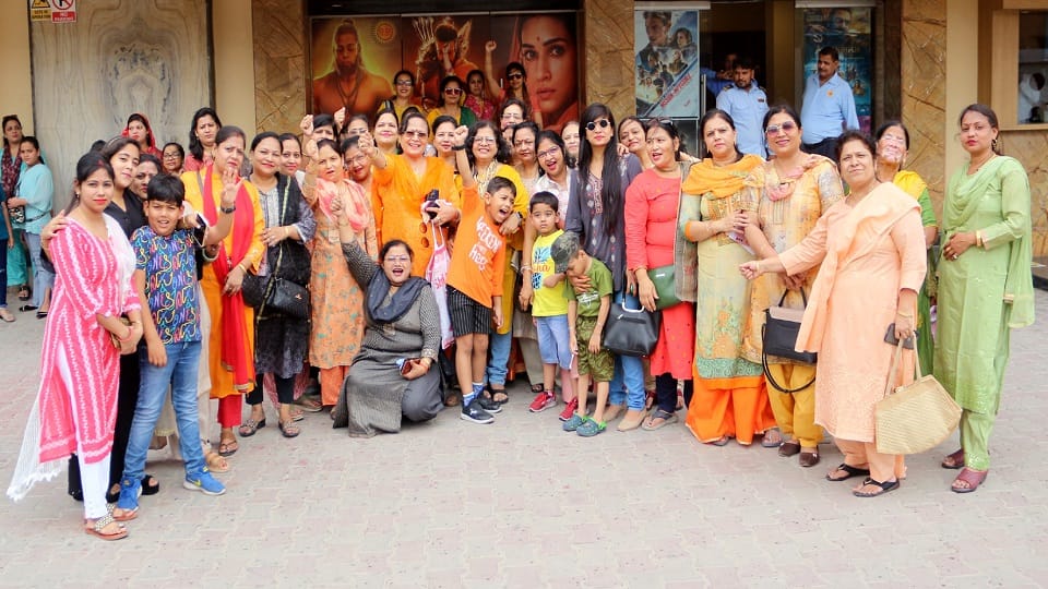 फिल्म देखने उमड़ी भीड़