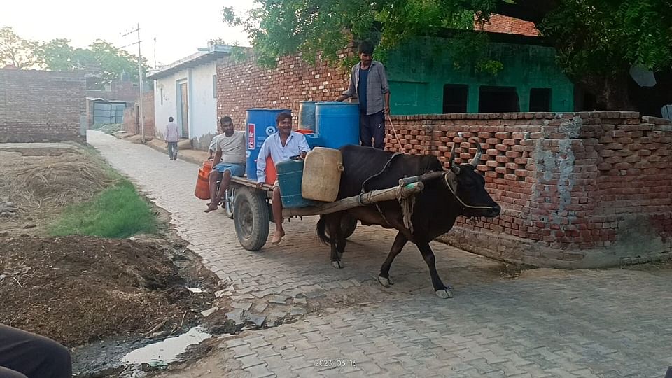 दूर गांव से पानी लाते ग्रामीण