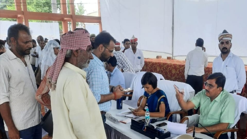 समस्या सुनते अलीगढ़ डीएम इंद्र विक्रम सिंह