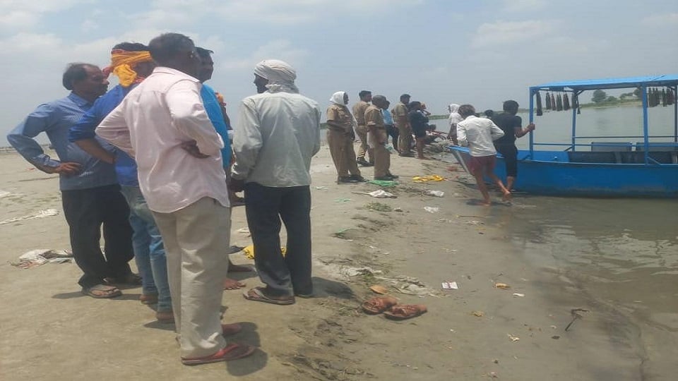 कछला घाट पर गंगा में डूबे बच्चों को तलाश करती गोताखोरों की टीम