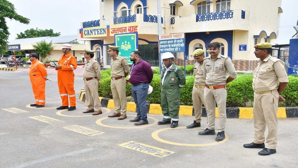मॉक ड्रिल को आए कर्मी